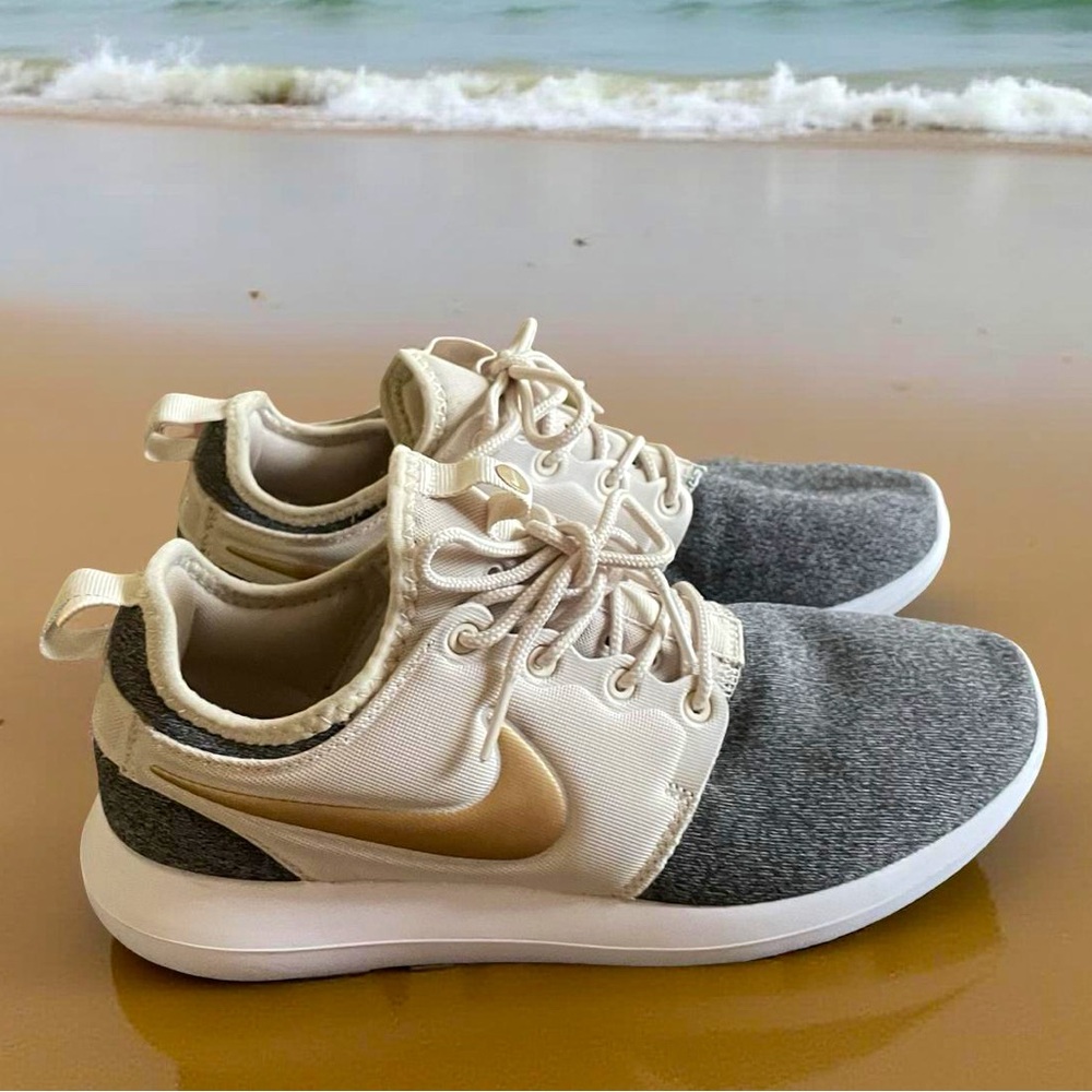 Nike Roshe Sneakers Size 8.5 Two Knit Lace Up shoe gray cream gold white rubber